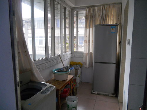 桂林市中心民主路自立小區一房一廳出租，家電家具齊全，月租750元